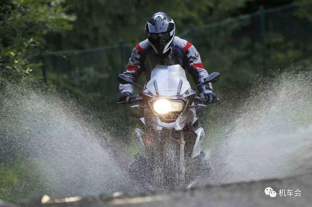 雨季来临 各位摩友要注意的雨中摩托车骑行要领 知乎