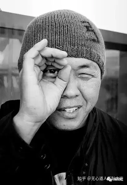 圣殇的影评李康道将自己用铁链栓于负债人妻子的卡车下卡车缓缓开动