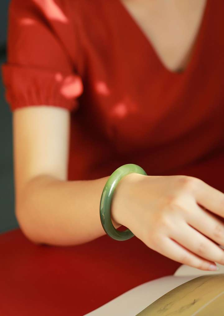 佩戴翡翠手镯的好处