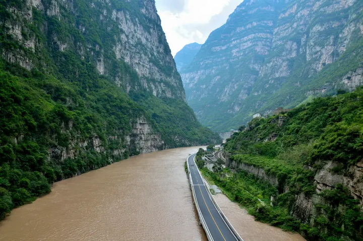 大渡河什么是最大的支流？ 清江古河床徒步多少时间？