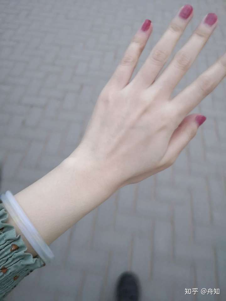 哈哈哈不知道是啥原理,附一张手照.华为p20原相机