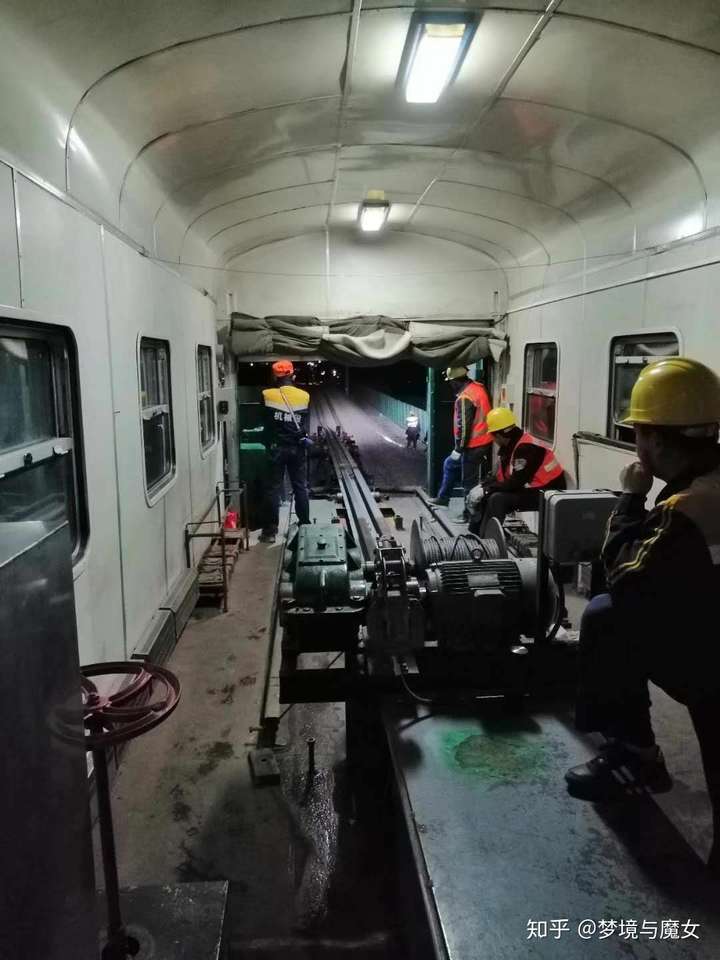 火车头内部布局是怎么样,普通乘客能申请进入吗? - 知乎