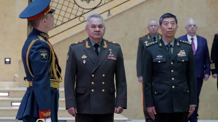 俄无人机炸毁"星链"终端后,绍伊古邀我防长访问,日本该紧张了