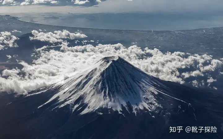 不及珠峰一半的富士山，缘何成为日本的不死神山？（富士山是日本著名的旅游胜地山顶却常年积雪为什么）
