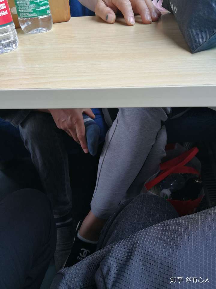 列车车厢脱鞋子,把臭脚丫伸出来熏身边的人,还一边高谈阔论.