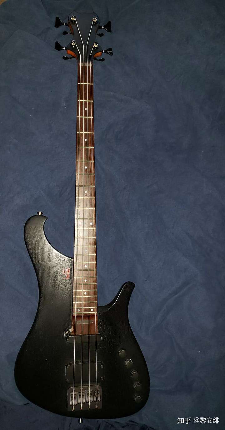 请问charlesberthound的这把贝斯是哪个牌子的