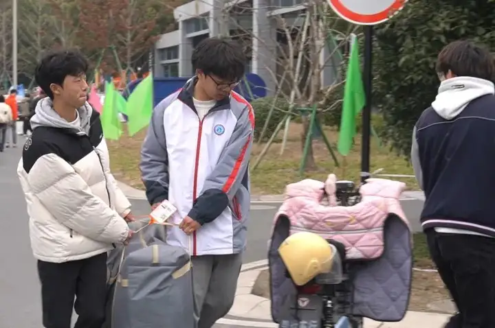 春回校园聚新程 梦启新篇谱华章 | 塘栖校区22、23级开学返校报到(图2)