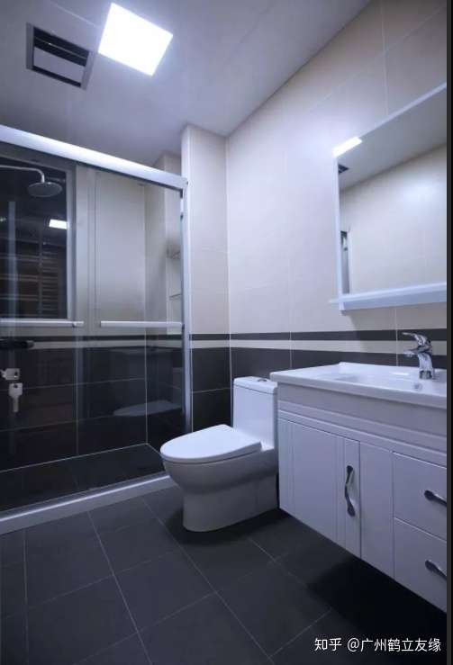 用瓷砖做腰线,是比较简单的做法,可以直接把装修多余的瓷砖利用起来