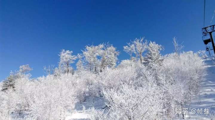 吉林市景点有北山,龙潭山,松花湖,朱雀山,雾凇岛,各大滑雪场,咱们挨个