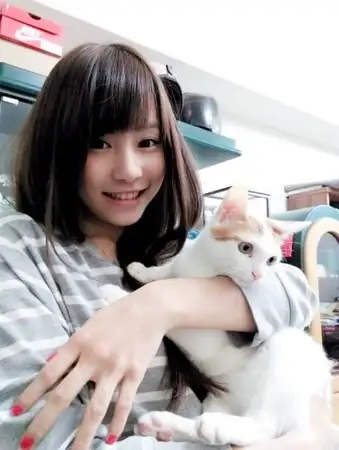 张小洁的鹅蛋脸,总是挂上天使般的笑容,让她无论是什么样的穿搭,都没