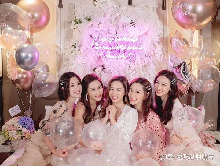 恭喜32岁袁伟豪前度被闺蜜团爆结婚晒钻戒认嫁金融才俊