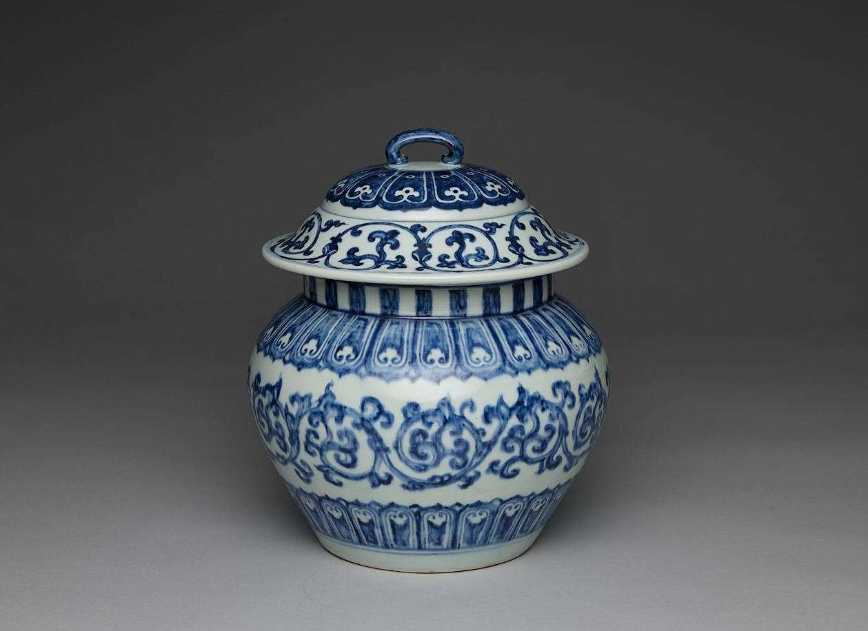 心中即天下 的想法: 明宣德景德镇官窑青花卷草莲瓣纹罐,高19