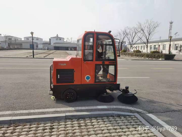 五刷全封闭电动扫地车 人行道路面清洁扫路车厂家