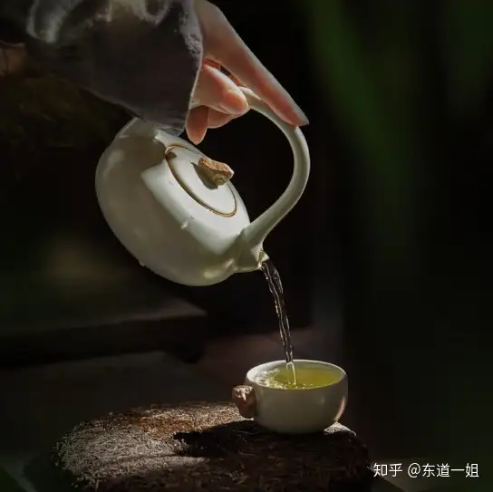 真没想到（奉茶的正确姿势）奉茶手法，初学茶者，如何奉茶与品茶，浓绿的拼音怎么写，