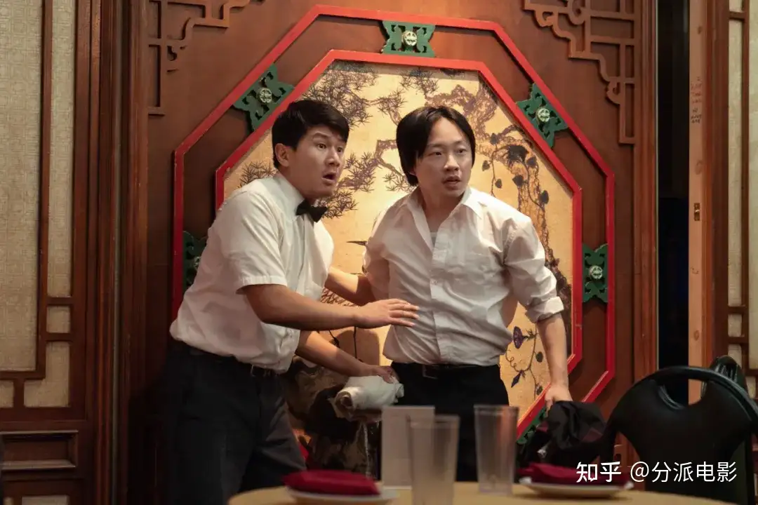 华裔新剧《内景唐人街》,讽刺拉满,狂捅白人社会肺管!