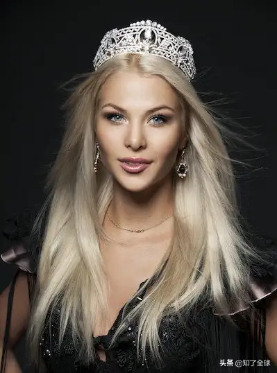 世界宇宙小姐大赛美女冠军西蒙娜，被誉为拉脱维亚的性感女皇