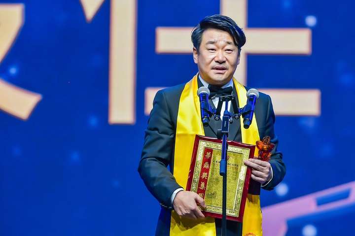 王景春荣膺华鼎奖"中国电影最佳男主角",演技人气再获双认证