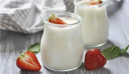 酸奶有什么功能与禁忌？喝酸奶不想伤胃长胖，请做到这3件事（喝安慕希有没有好处）墙裂推荐