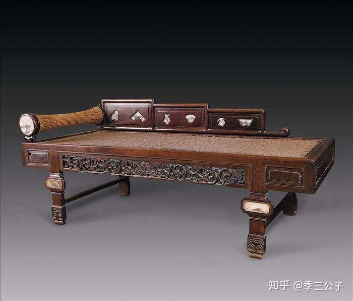 在中国古典家具中,作为卧具使用的床榻类分为架子床,拔步床,罗汉床