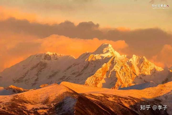 金色连绵的山峰