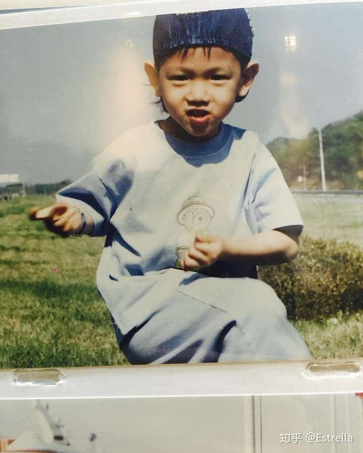 可以发一些韩国男爱豆小时候的一些可爱照片吗?