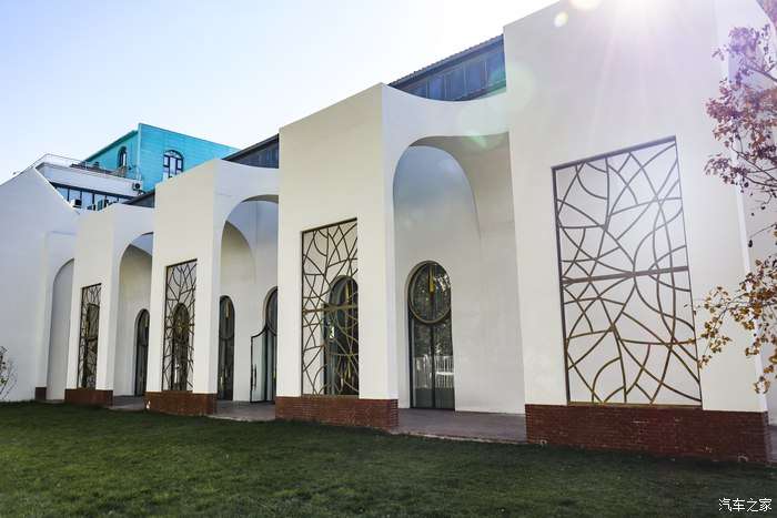 ins风爆棚开着缤瑞和媳妇儿一起去参观摩卡艺术中心