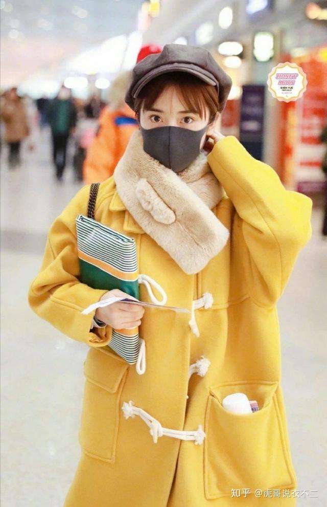 沈月身穿大黄色牛角扣大衣出街 黑色贝雷帽加持 又甜美又可爱 知乎