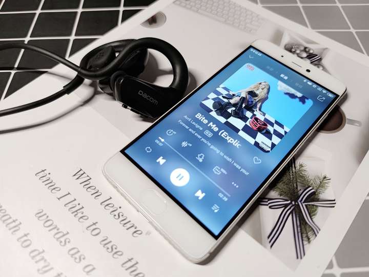 别再纠结骨传导还是气传导了,用这个耳机,护耳音质好!