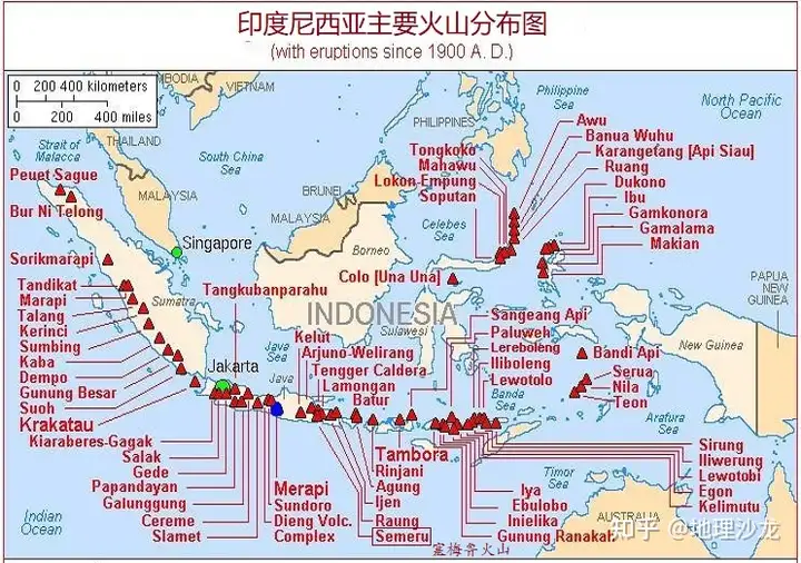 印度尼西亚塞梅鲁火山持续喷发，形成的火山灰柱高达1.2万米