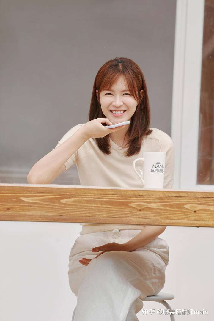 李艾当妈后气质更好了裸色针织衫搭白裤子温婉大气女神范十足