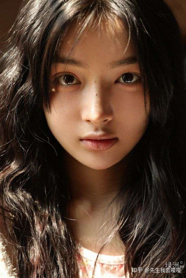 万能的知乎 这个女孩是谁究竟 是谁太好看了?