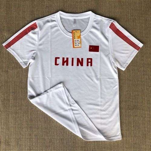 起着中国李宁的名字,印着中国国旗  ,不时宣传爱国情怀.