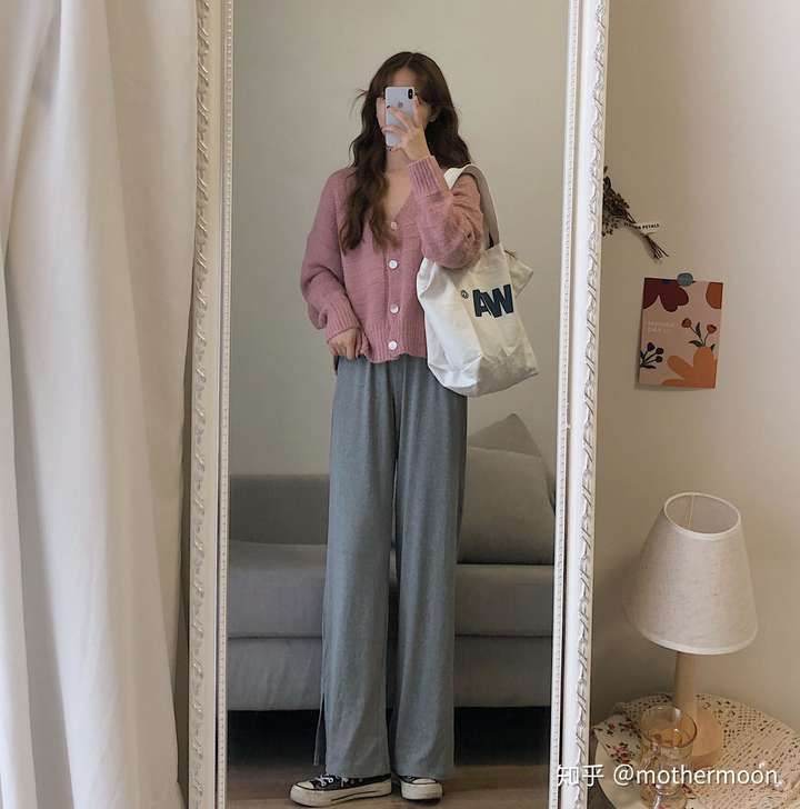 藕粉色针织开衫里面穿什么衣服搭配好看啊?