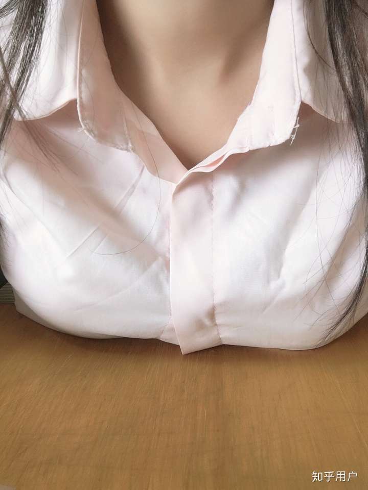 把胸放桌上是一种怎样的体验?