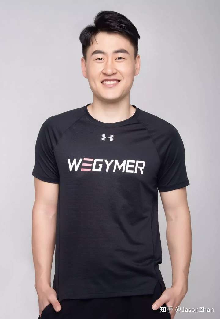 这是我的学生,辽宁小兄弟王浩宇,现在是一名私人健身教练(形象照还蛮