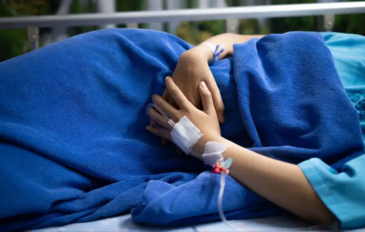 男子后背痛，苦扛一夜无果，就医时病危转入ICU，家属决定卖房