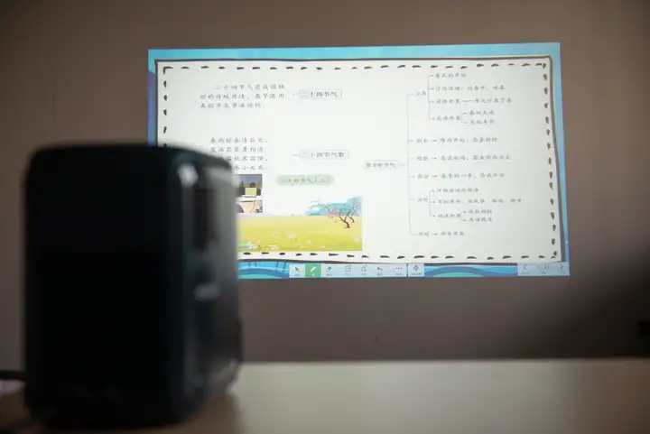 雙十一LCD投影儀預售榜爆款，色彩亮度躍級，微果D1智能投影儀跨越同級斷層領先