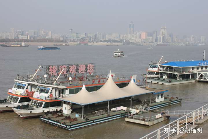 武昌汉阳门码头看汉口,长江轮渡可能会消失,看一天是一天——摄影胡西