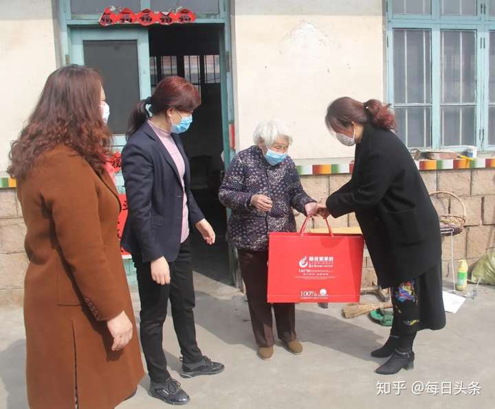 青岛仇兆兵看望兵奶奶慰问志愿者仇家村女神节温情动人