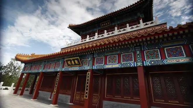 晾马台明月禅寺位于容城县晾马台乡晾马台村西北角,晾马台遗址的土台