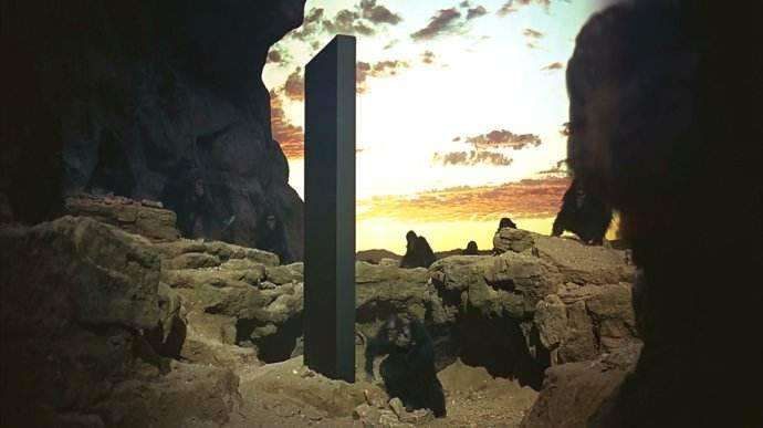 独辟蹊径,找了一个黑箱子,把自己罩上,cos了一把《2001太空漫游》里的