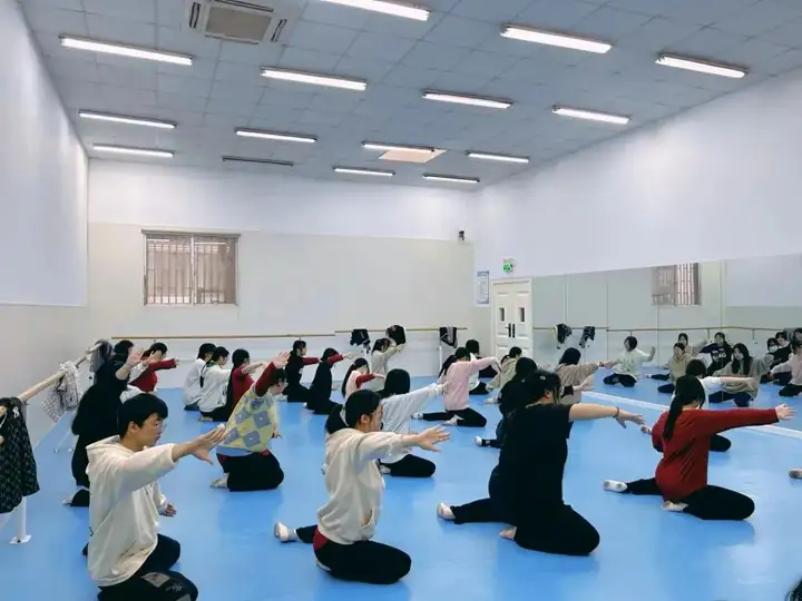 青春印记 | 奋楫笃行 • 一路生花 ——21幼儿保育二班班级风采(图6) 青春印记 | 奋楫笃行 • 一路生花 ——21幼儿保育二班班级风采(图6)