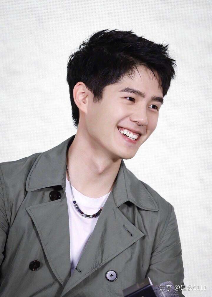 有没有笑的很开心,适合当壁纸的明星或者模特的照片?网图也可?