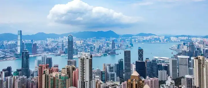 优秀人才计划（简称优才计划）旨在吸引高技术人才来港定居，藉以提升香港在全球市场的竞争力。