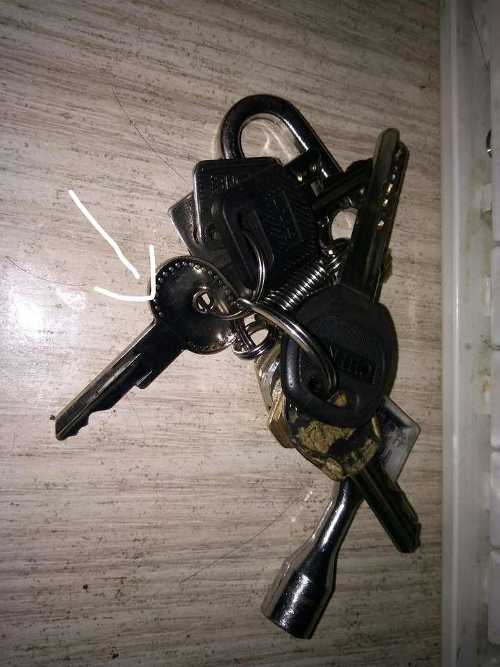 是这个吗?这个是日立电梯基站锁和轿厢操纵盘钥匙.