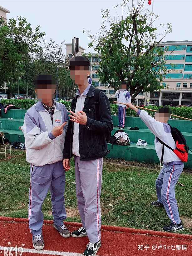 我感觉我高中得校服并不丑,就是普通得运动装 照片没有询问他们得意见