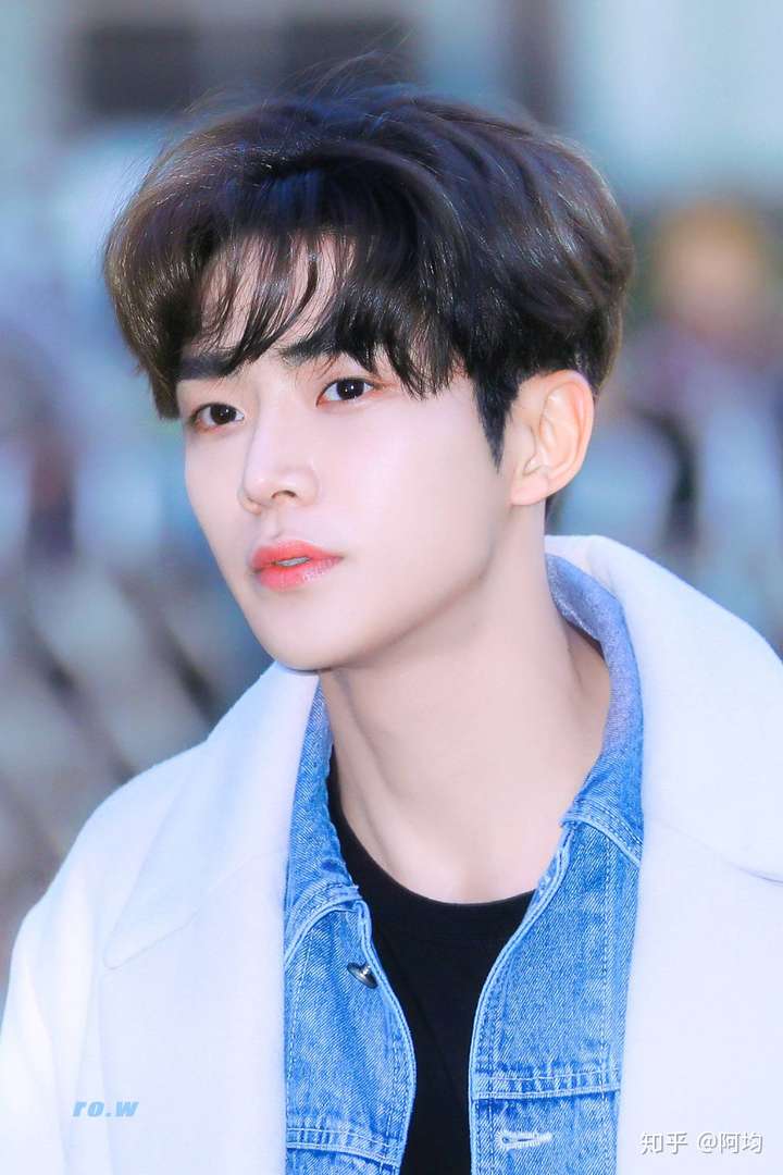 这个手机里没啥图片,只有我们电线杆子金路云,那就放几张路云的单人照