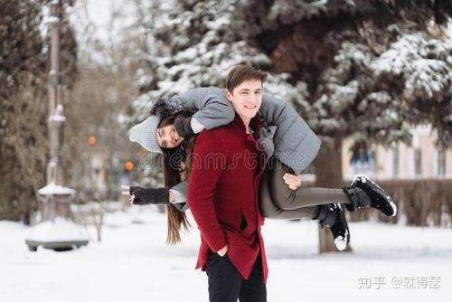 请问大家有没有男生肩扛女生的图片