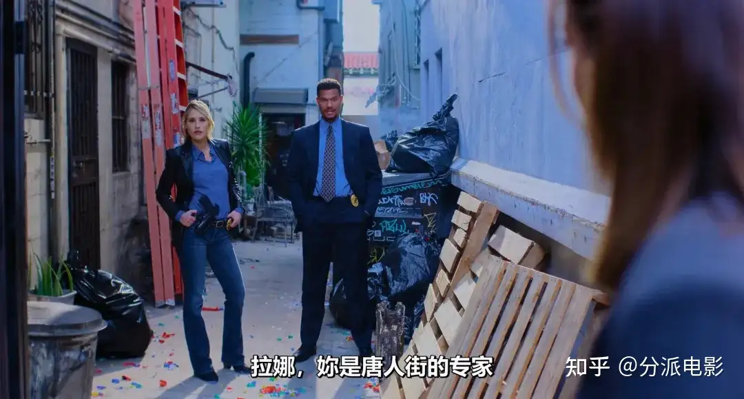 华裔新剧《内景唐人街》,讽刺拉满,狂捅白人社会肺管!