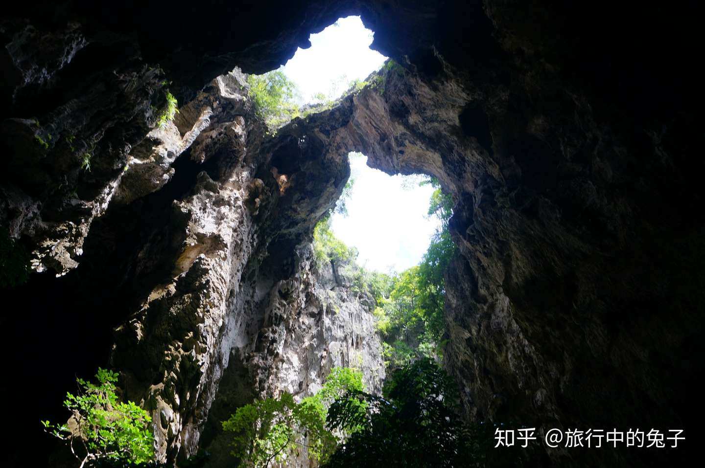 深山洞窟中的寺庙 供奉着一位国王 游客极少来到这里 知乎